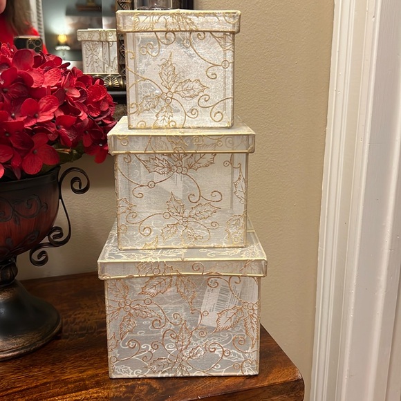 Set of 3 Vintage Christmas Nesting Boxes, Gold Filigree - Picture 17 of 17